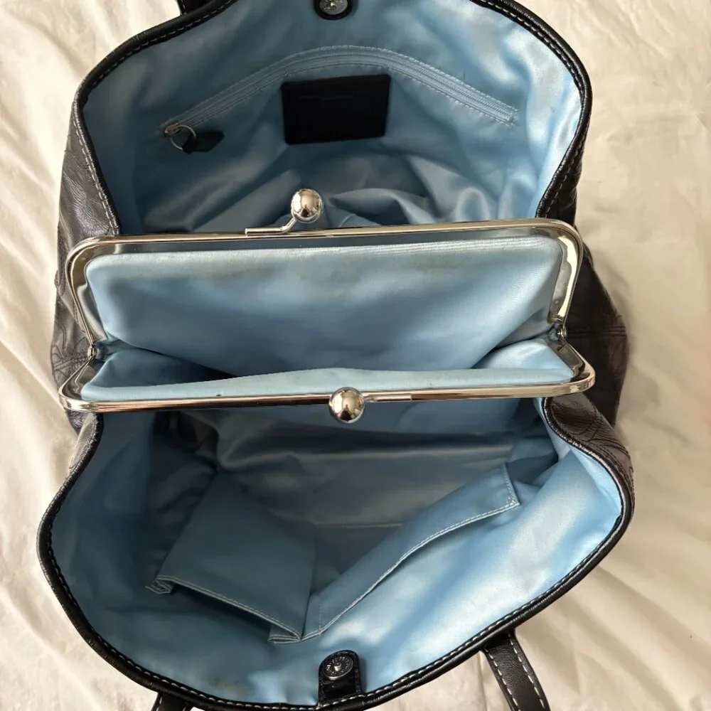 Coach Black Patent Leather Double Side Pockets Kiss Lock Closure luxury Chic